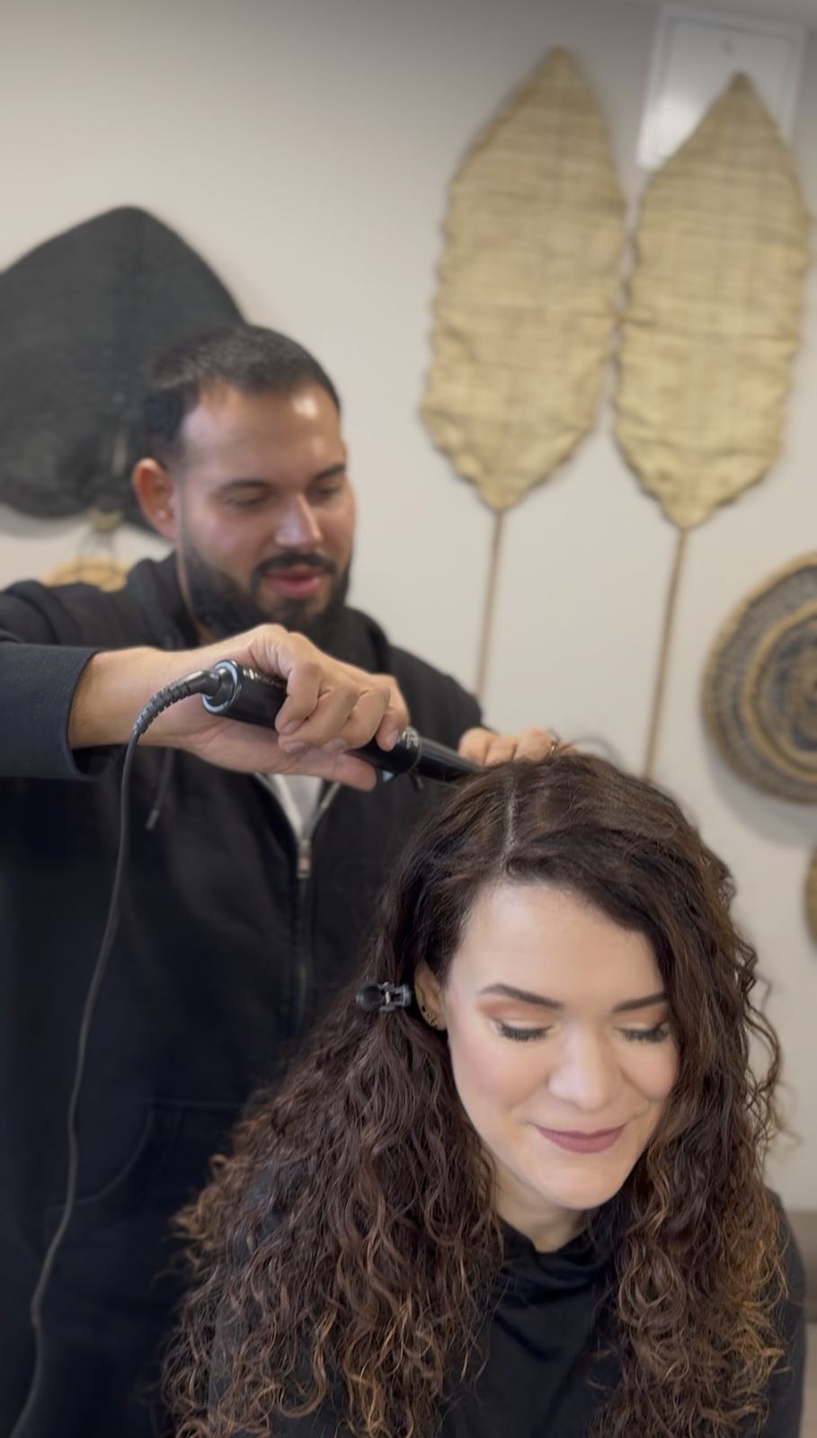 Shan stylt die Haare einer Kundin vor dem Shooting